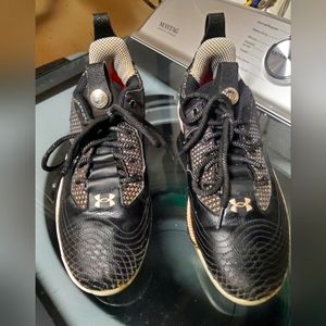 Under Armour Mens size 9 Baseball Cleats